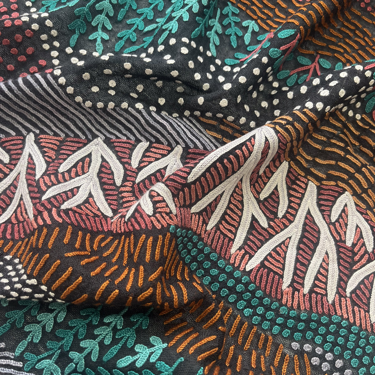 Mountain 薄手ウール&シルク アリー手刺繍ストール (オフブラック)