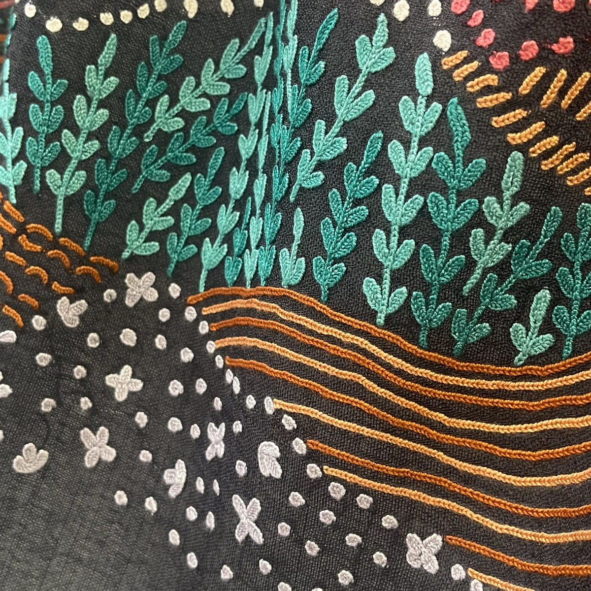 Mountain 薄手ウール&シルク アリー手刺繍ストール (オフブラック)