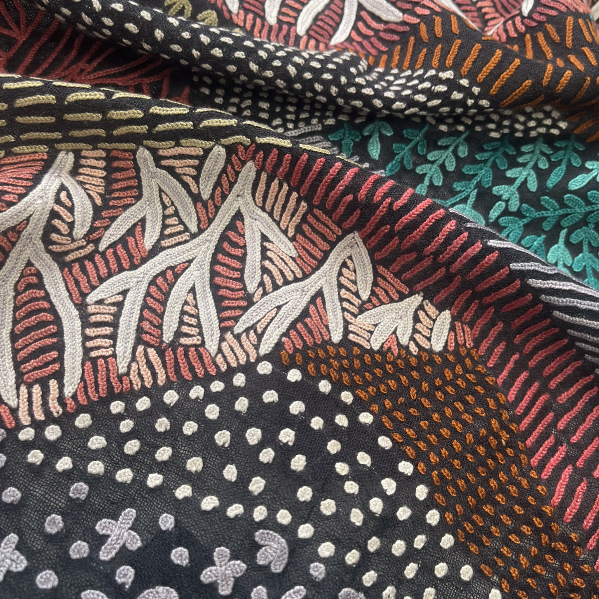 Mountain 薄手ウール&シルク アリー手刺繍ストール (オフブラック)