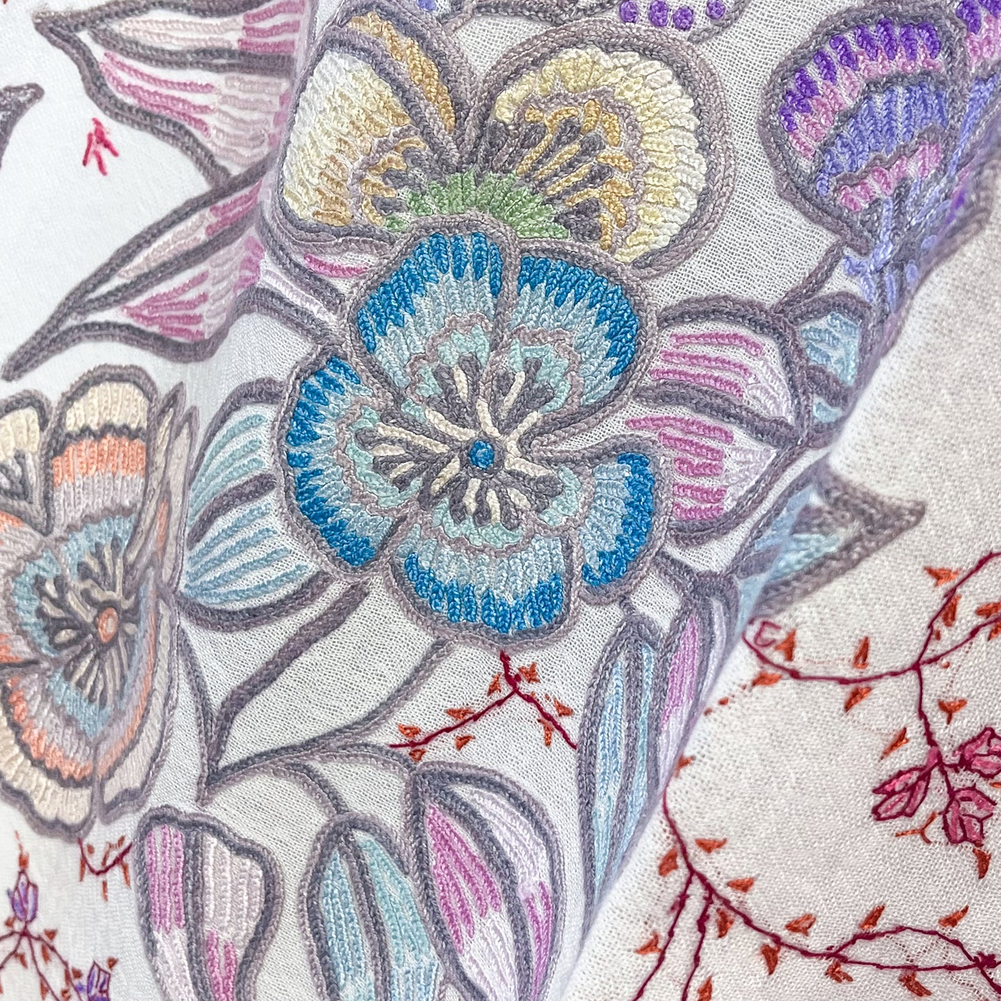 【SPECIAL PRICE】薄手ウール&シルク アリー&ニードル手刺繍ストール(ホワイト)【40%OFF】