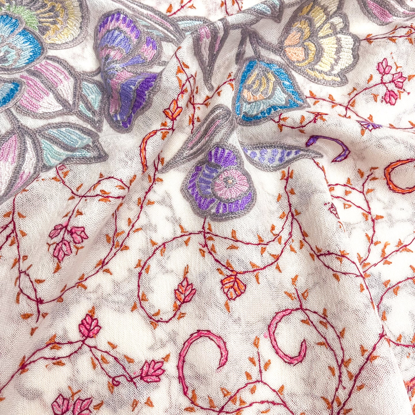 【SPECIAL PRICE】薄手ウール&シルク アリー&ニードル手刺繍ストール(ホワイト)【40%OFF】