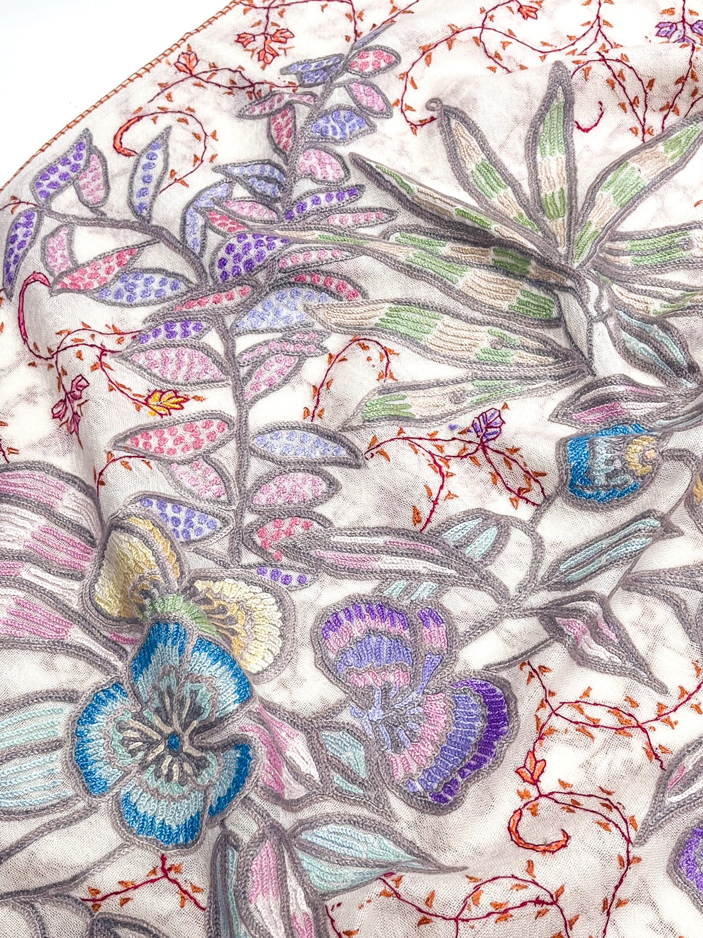 【SPECIAL PRICE】薄手ウール&シルク アリー&ニードル手刺繍ストール(ホワイト)【40%OFF】