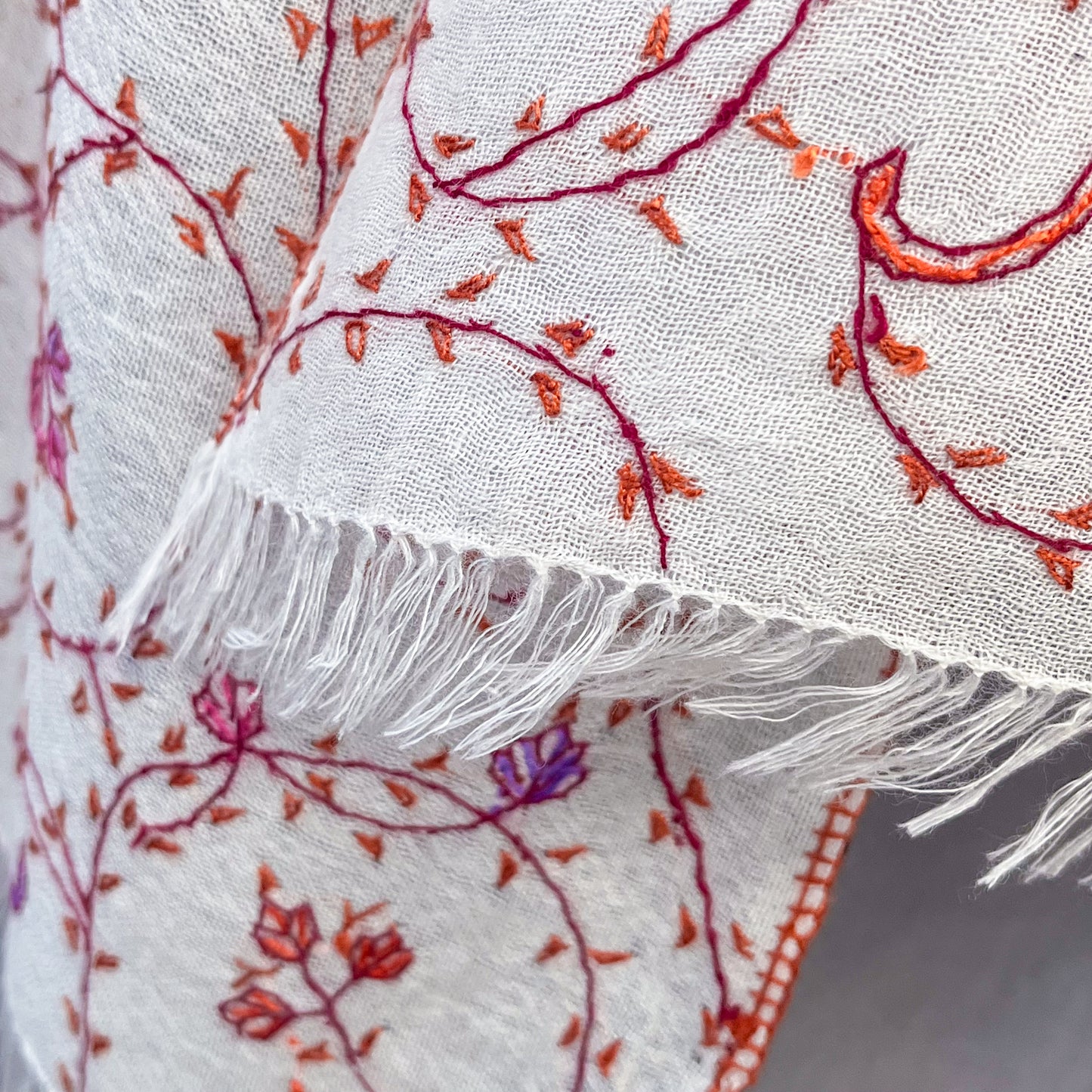 【SPECIAL PRICE】薄手ウール&シルク アリー&ニードル手刺繍ストール(ホワイト)【40%OFF】