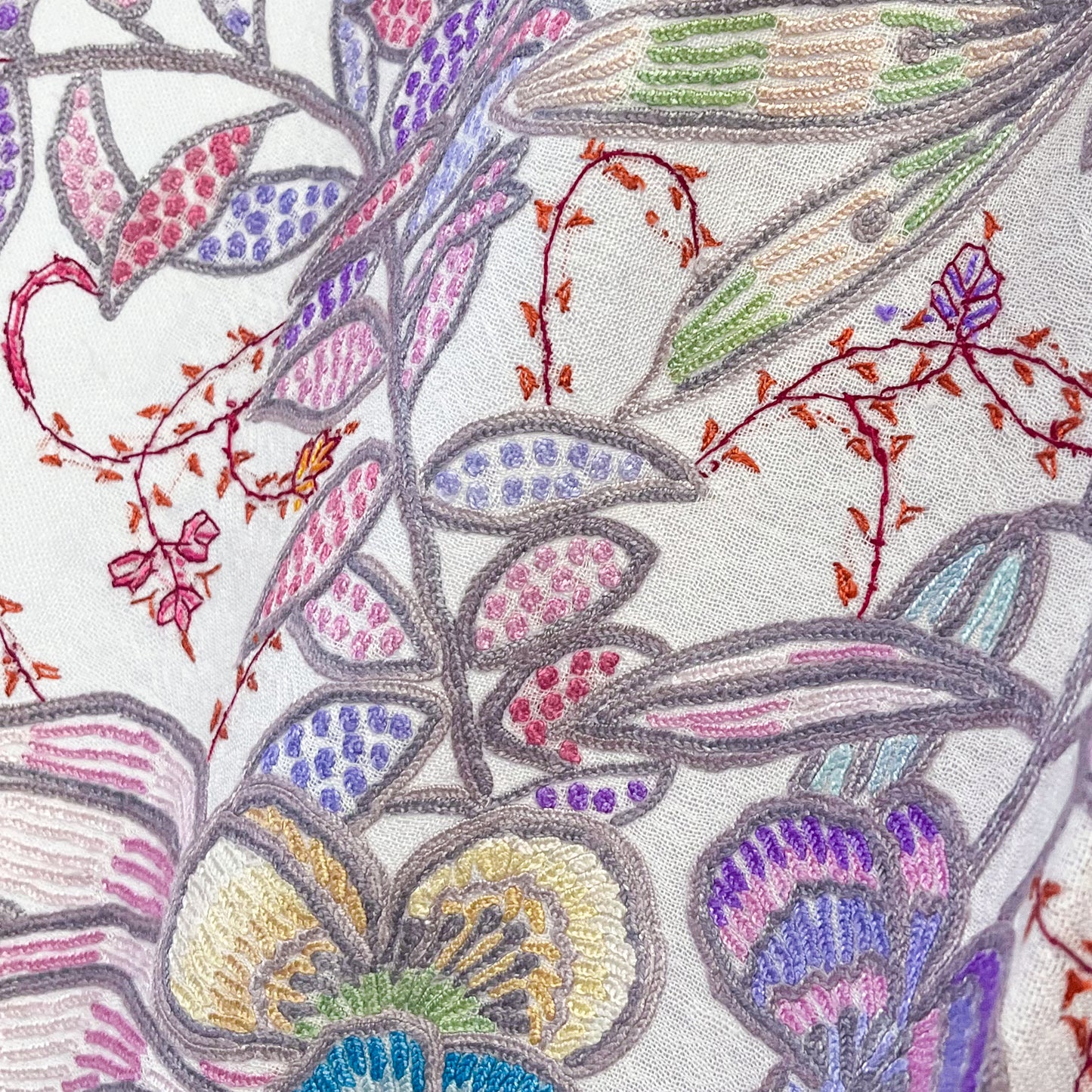 【SPECIAL PRICE】薄手ウール&シルク アリー&ニードル手刺繍ストール(ホワイト)【40%OFF】