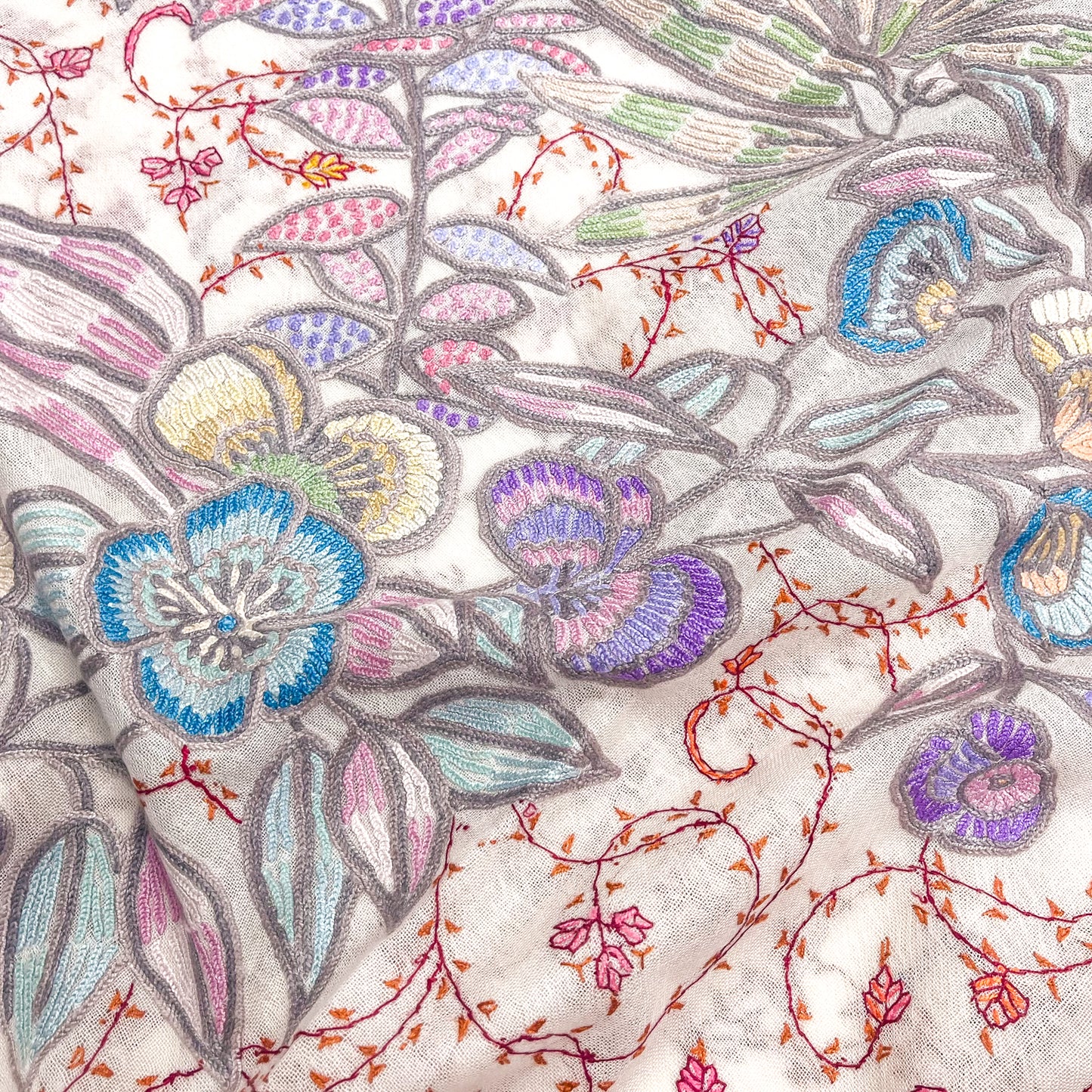 【SPECIAL PRICE】薄手ウール&シルク アリー&ニードル手刺繍ストール(ホワイト)【40%OFF】