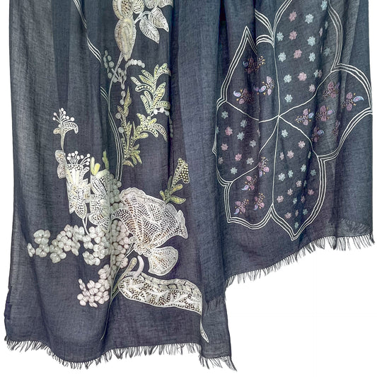 FLOWERS IN GENOVA 薄手ウール&シルク アリー&ニードル手刺繍ストール(ダークグレー)