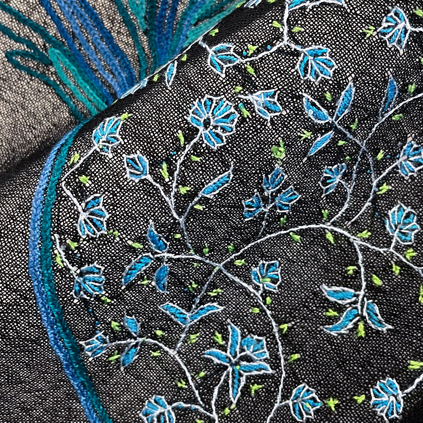 薄手ウール&シルク アリー&ニードル手刺繍ストール(ブラック/ターコイズ)
