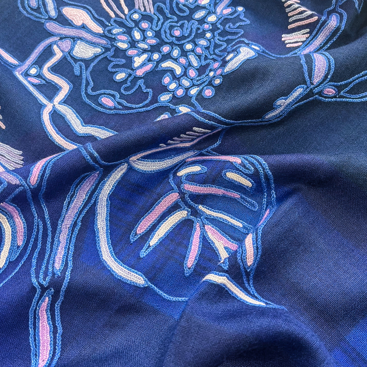 薄手ウール&シルク プリント&アリー手刺繍ストール (ネイビー)