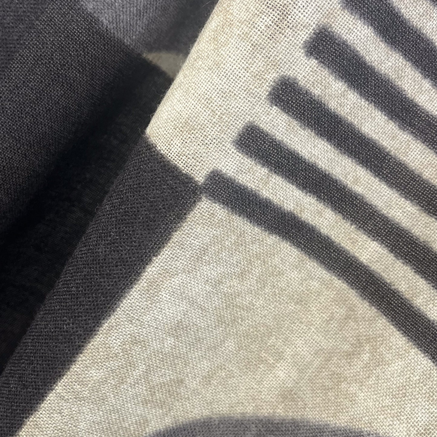 イタリア製ウールプリントストール(ブラック/ホワイト)