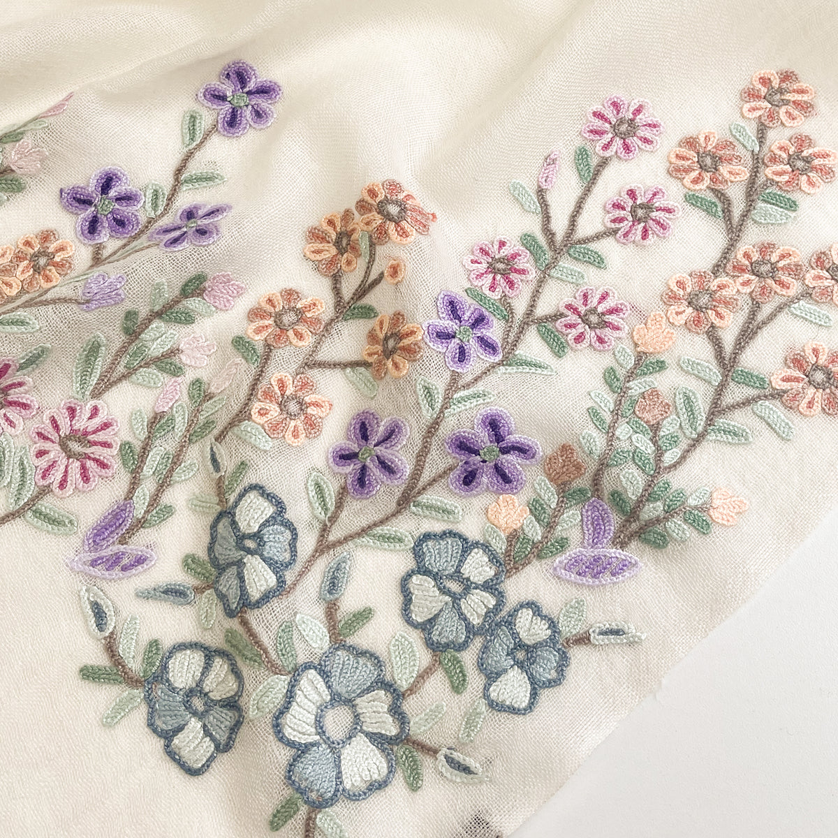ギフトシリーズ 薄手ウール&シルク アリー手刺繍細幅ストール (ラベンダー)(ホワイト)(ライトブルー)