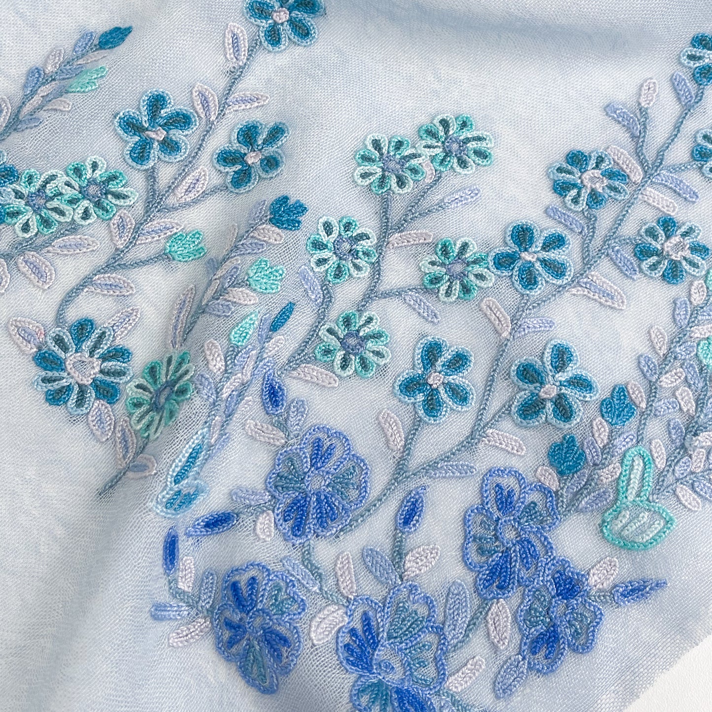 ギフトシリーズ 薄手ウール&シルク アリー手刺繍細幅ストール (ラベンダー)(ホワイト)(ライトブルー)