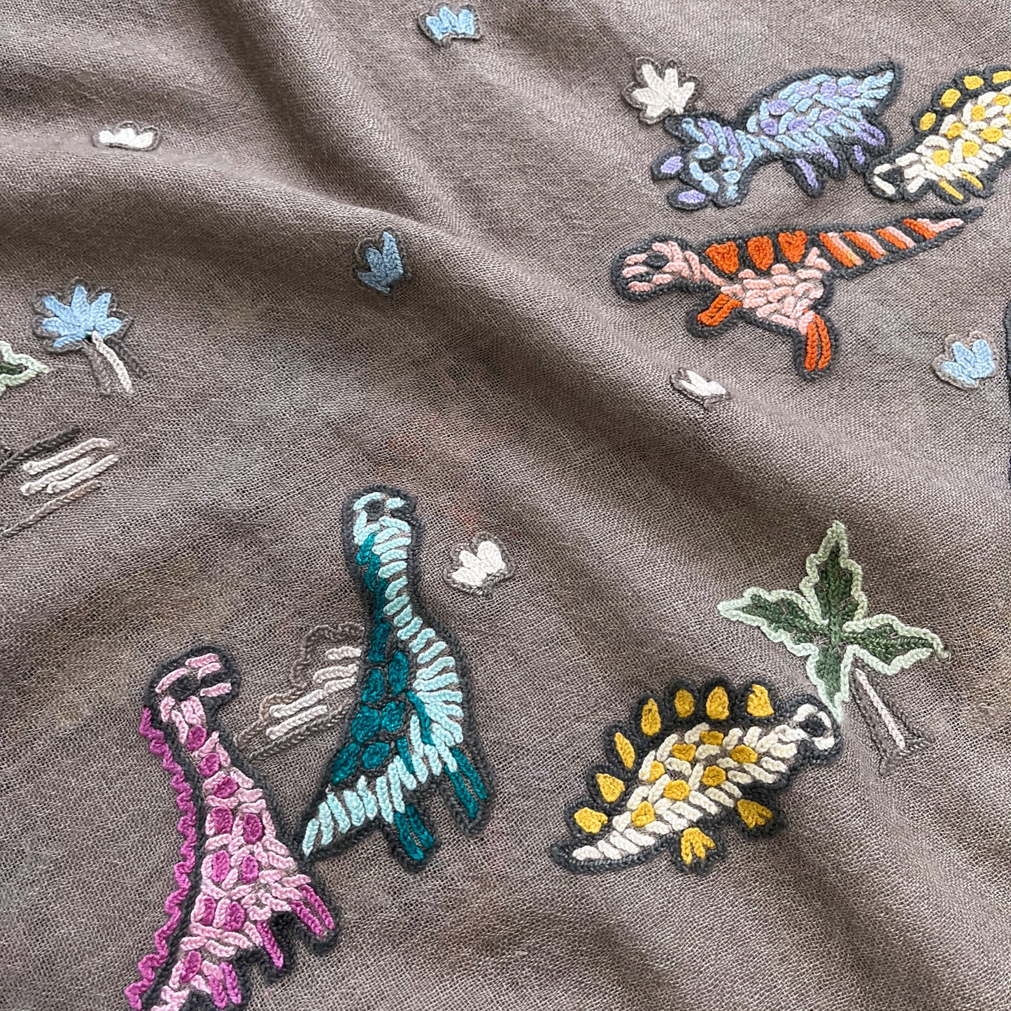 DYNASAUR PLAYGROUND 薄手ウール&シルク 細幅アリー手刺繍ストール (グレージュ)