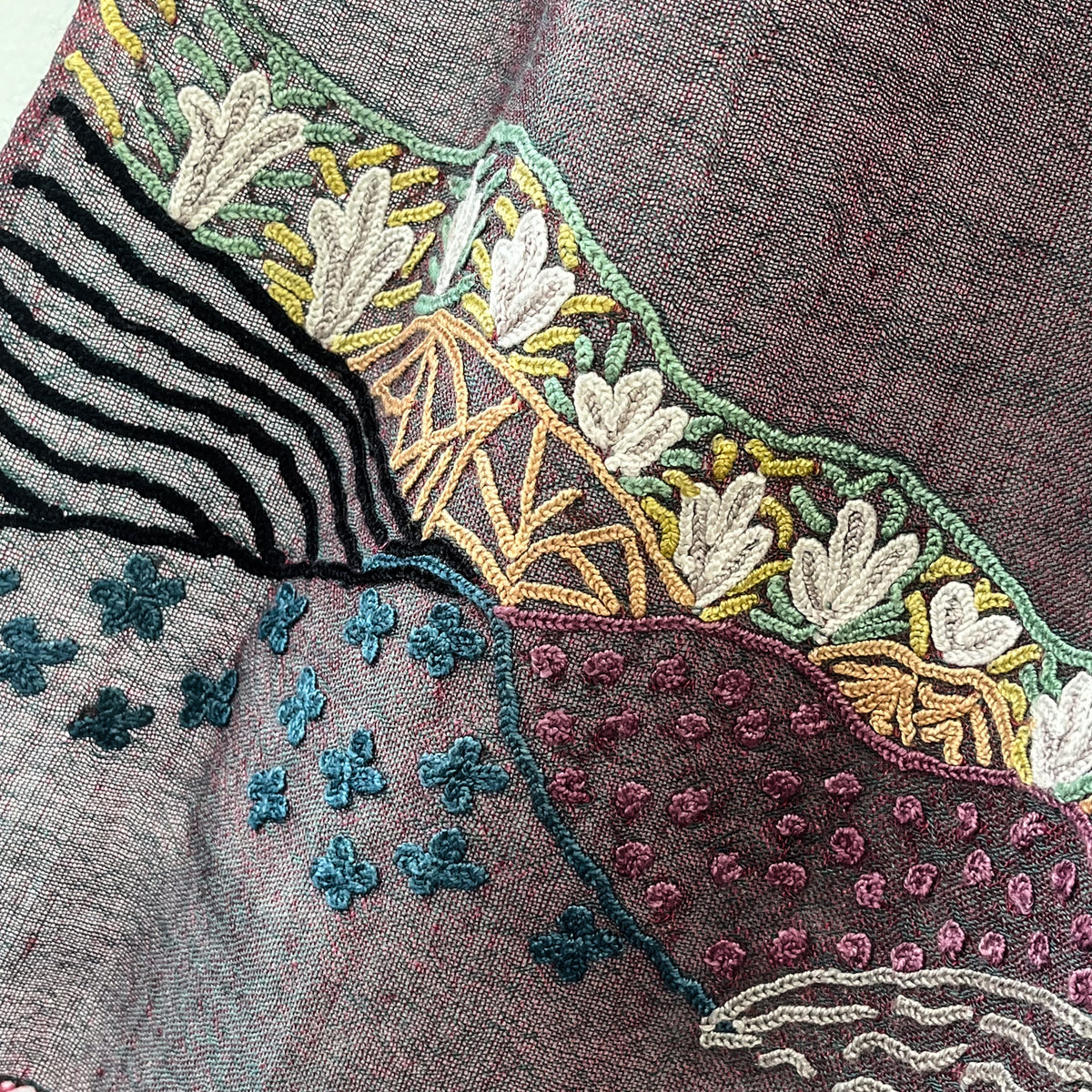薄手ウール&シルク 細幅アリー手刺繍ストール (パープル)