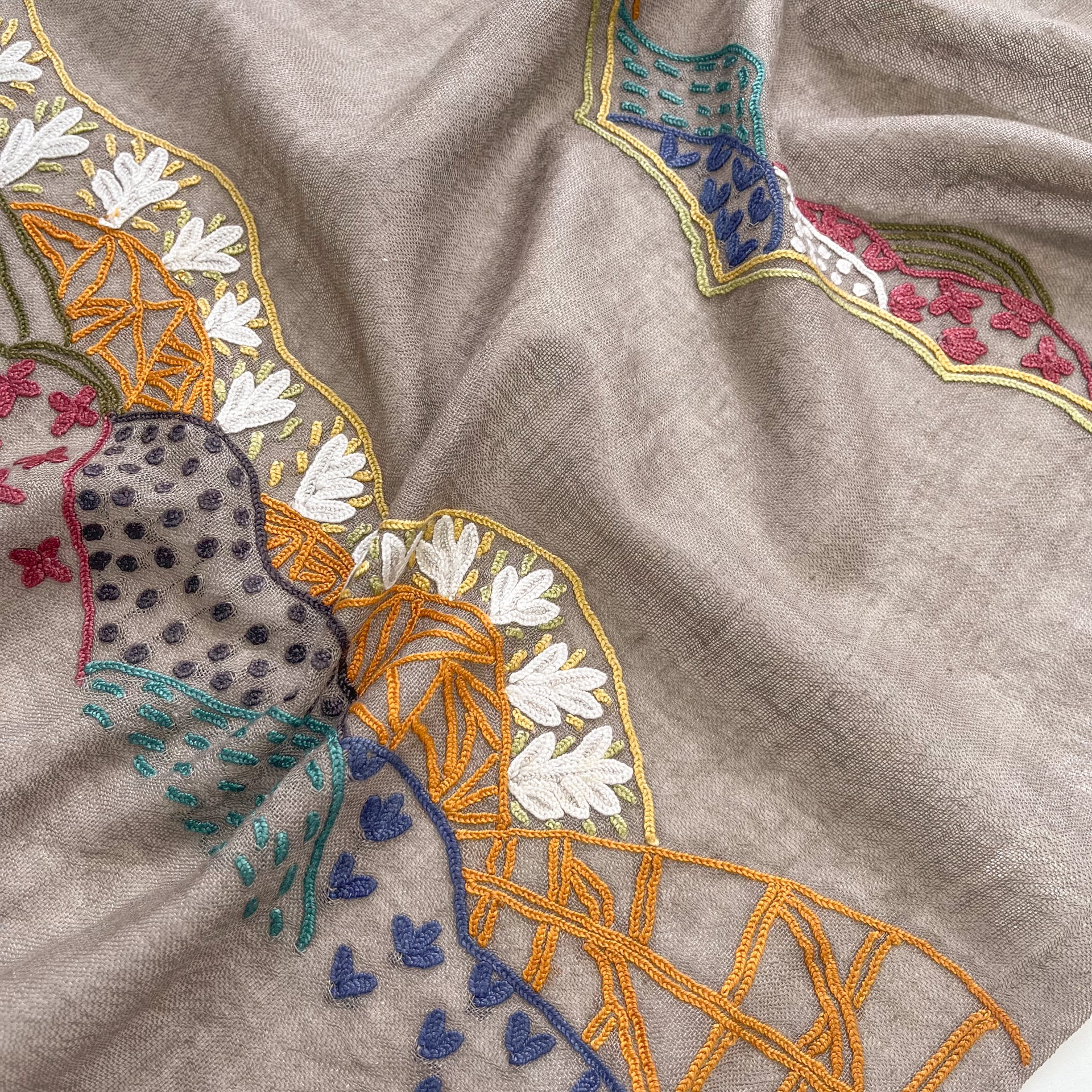 薄手ウール&シルク 細幅アリー手刺繍ストール (グレージュ) – TARA