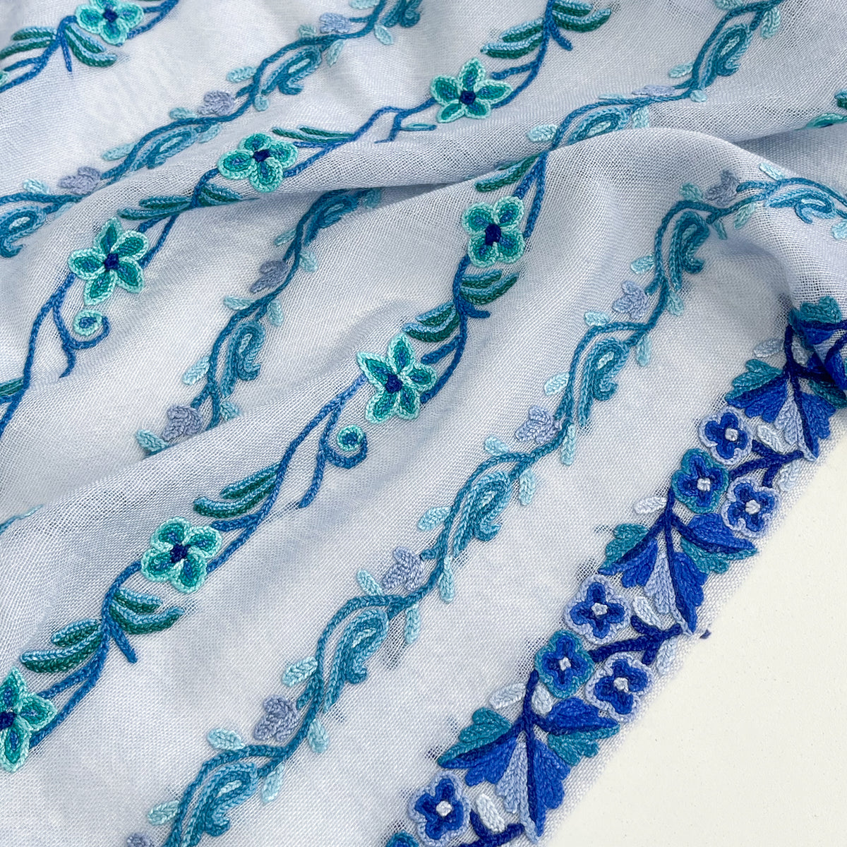 薄手ウール&シルク 細幅アリー手刺繍ストール (ライトブルー)