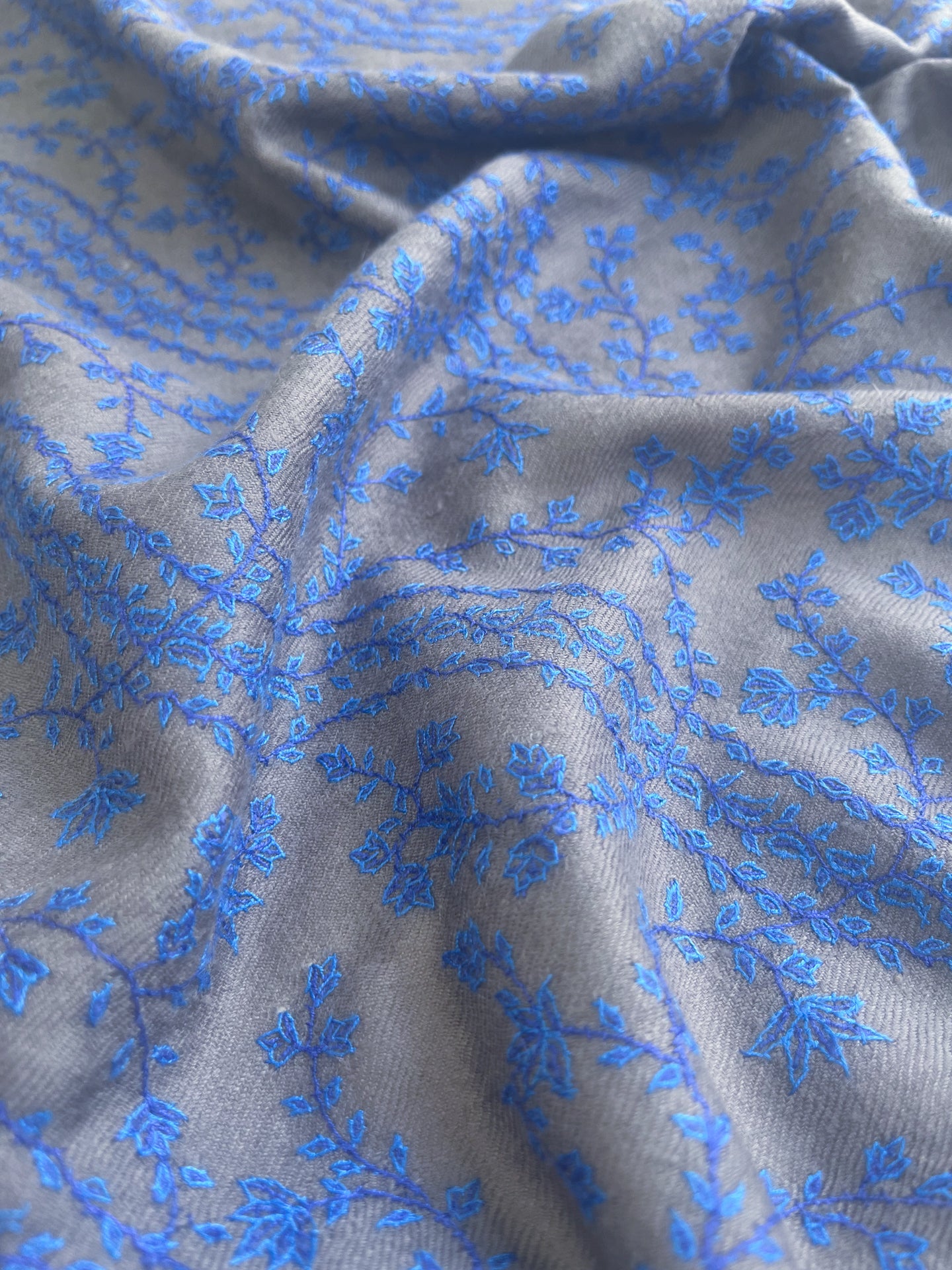 カシミヤ ニードル手刺繍ストール (グレージュ/ネイビー)
