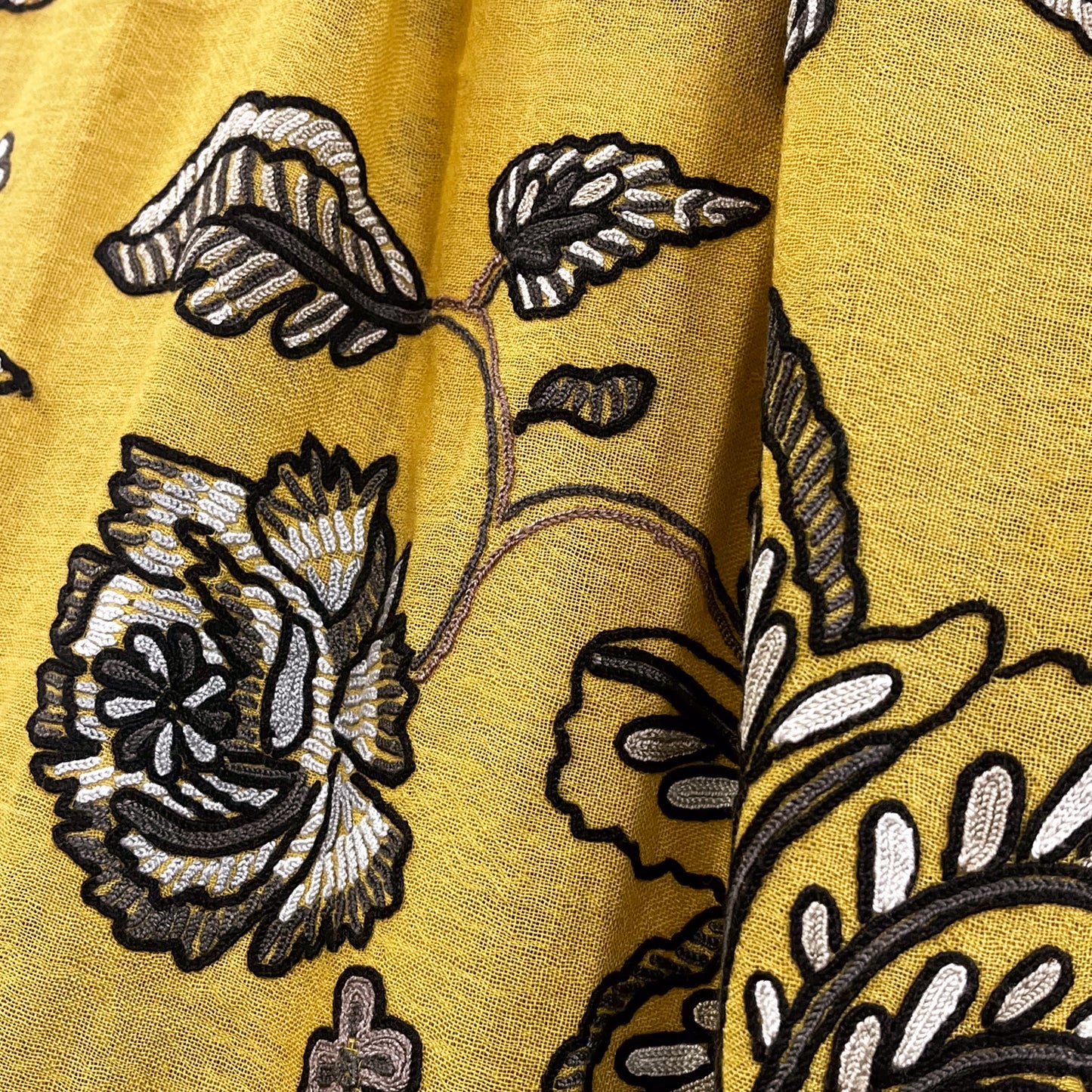 薄手ウール&シルク アリー手刺繍ストール(マスタード)