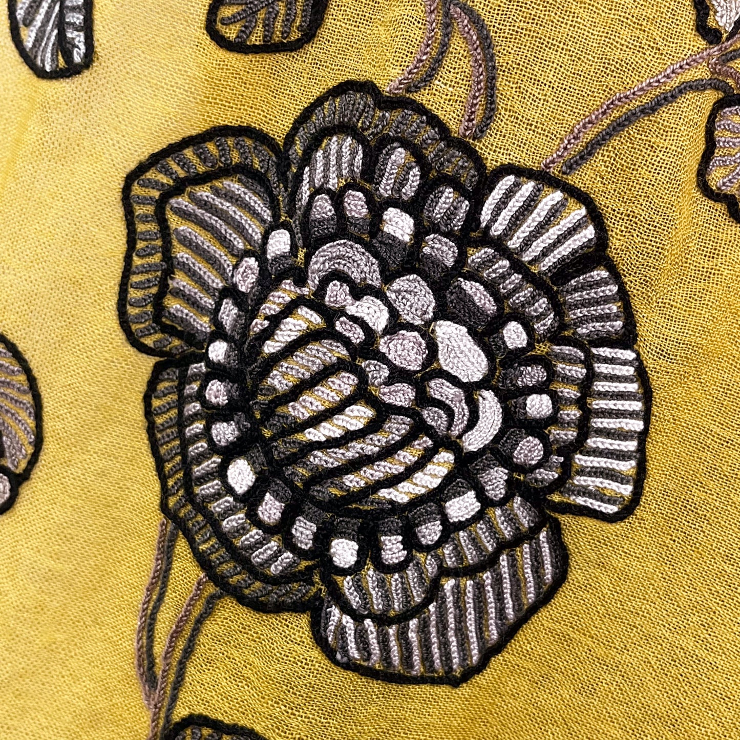 薄手ウール&シルク アリー手刺繍ストール(マスタード)