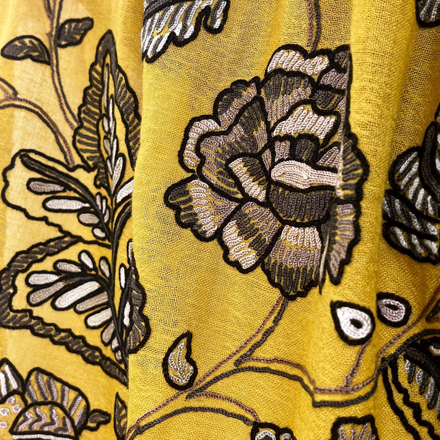 薄手ウール&シルク アリー手刺繍ストール(マスタード)