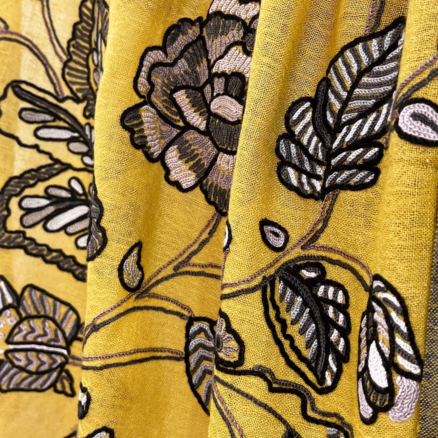 薄手ウール&シルク アリー手刺繍ストール(マスタード)