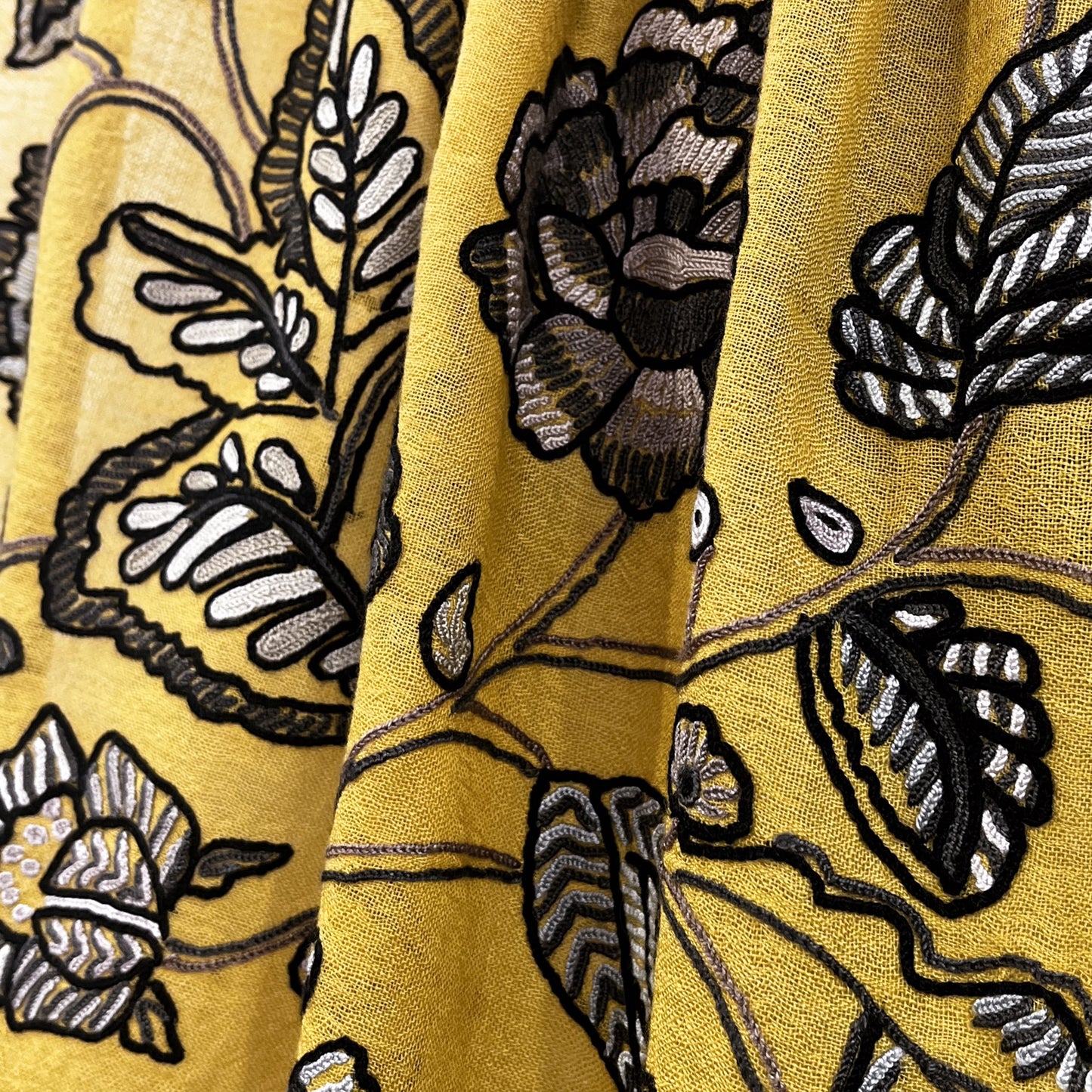 薄手ウール&シルク アリー手刺繍ストール(マスタード)