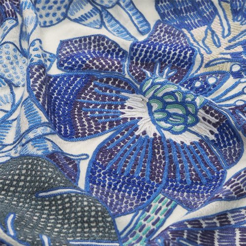NEW VIVID FLOWERS薄手ウール&シルク アリー手刺繍ストール (ホワイト/ブルー)