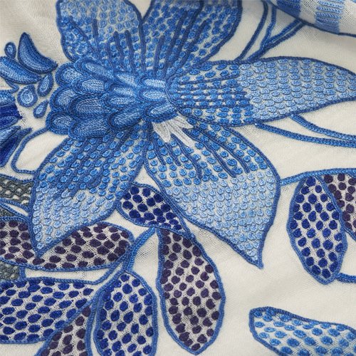 NEW VIVID FLOWERS薄手ウール&シルク アリー手刺繍ストール (ホワイト/ブルー)