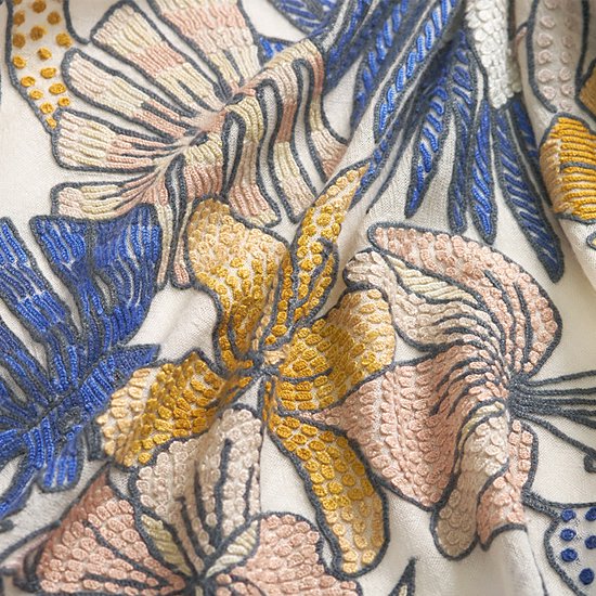 ホワイトジャングル 薄手ウール&シルク アリー手刺繍ストール (ホワイト)S-WTA9016_0271