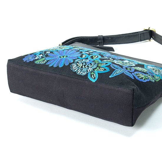 Arry hand-embroidered flower motif shoulder bag 21 cm x 31 cm (black/blue)